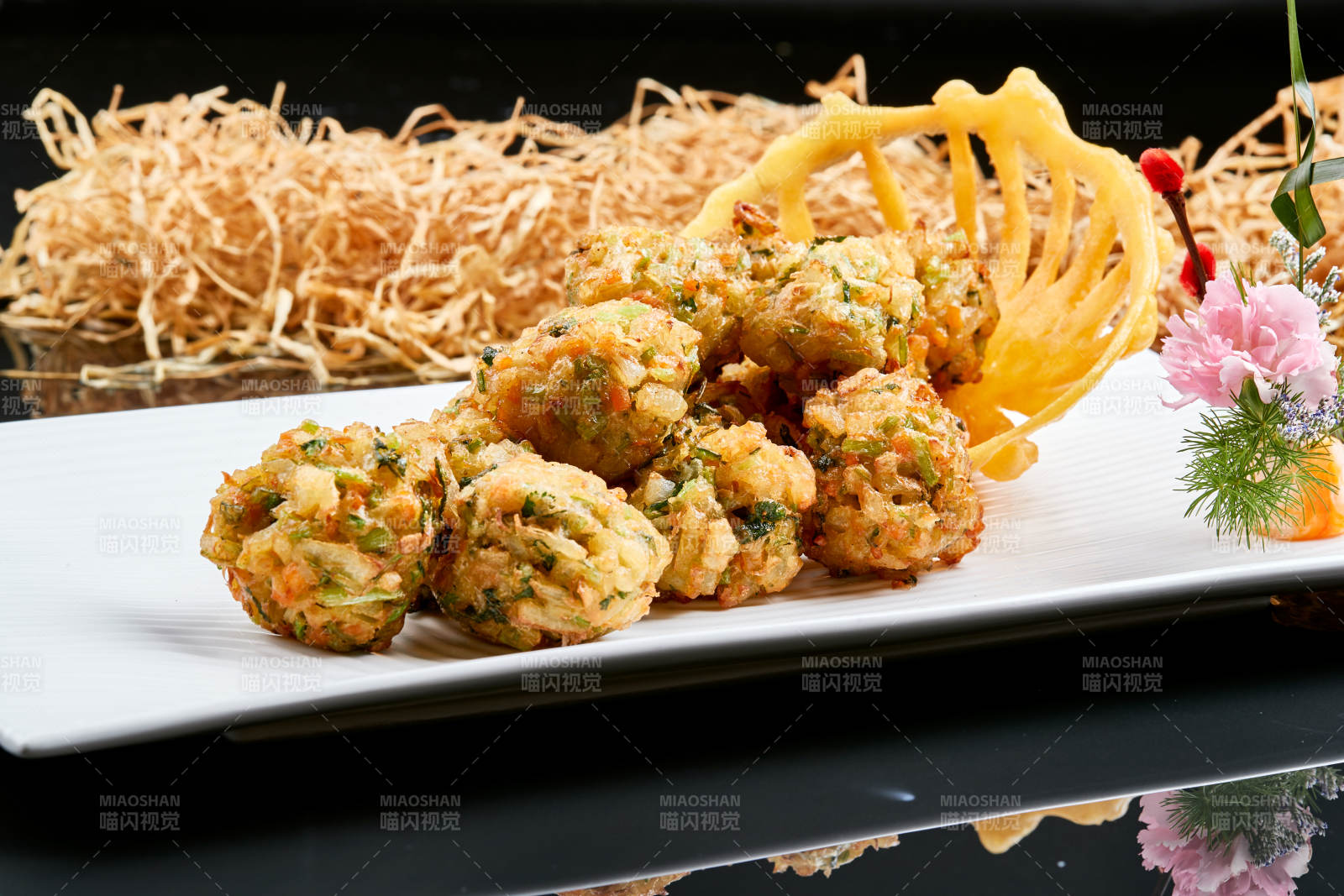 白色瓷盘装的油炸土豆素丸子