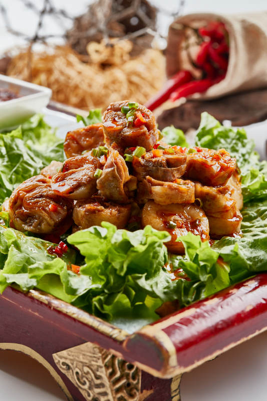 木质托盘装的美味蒙餐香辣灌肉肠