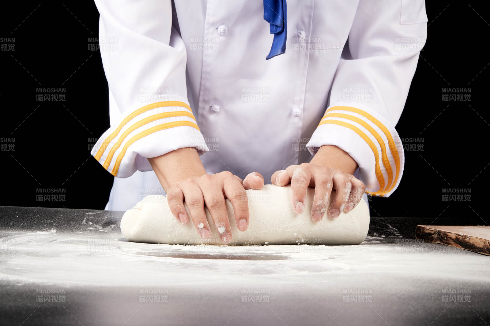 技藝精湛的山西刀削面師在展示刀削面制作