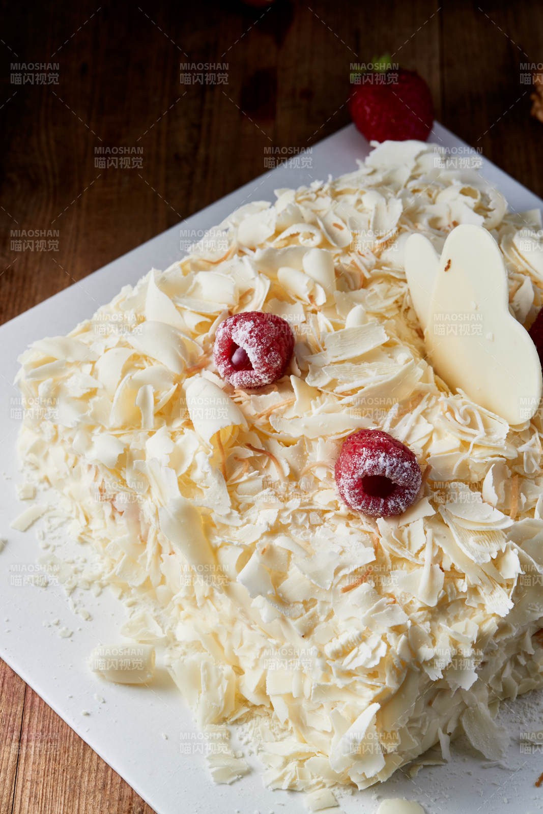 草莓白巧克力榴莲慕斯生日蛋糕