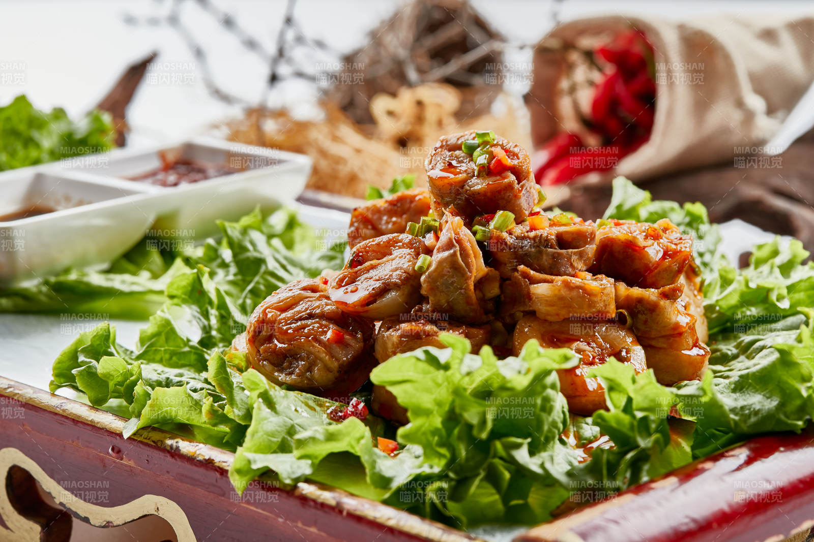 木质托盘装的美味蒙餐香辣灌肉肠