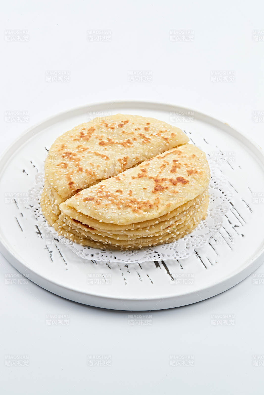 白色瓷盘装的现烙葱油酥饼