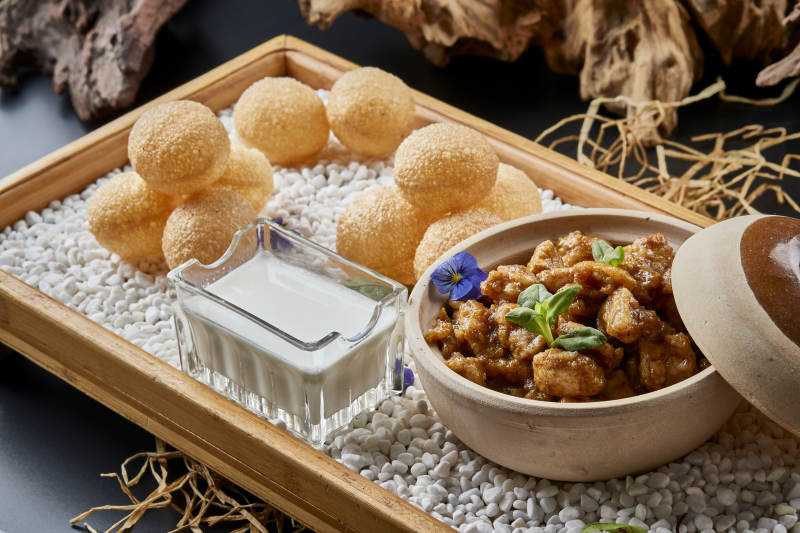 鲜奶麻团砂锅咖喱鸡块