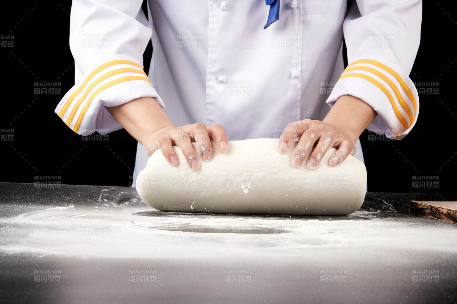 技藝精湛的山西刀削面師在展示刀削面制作