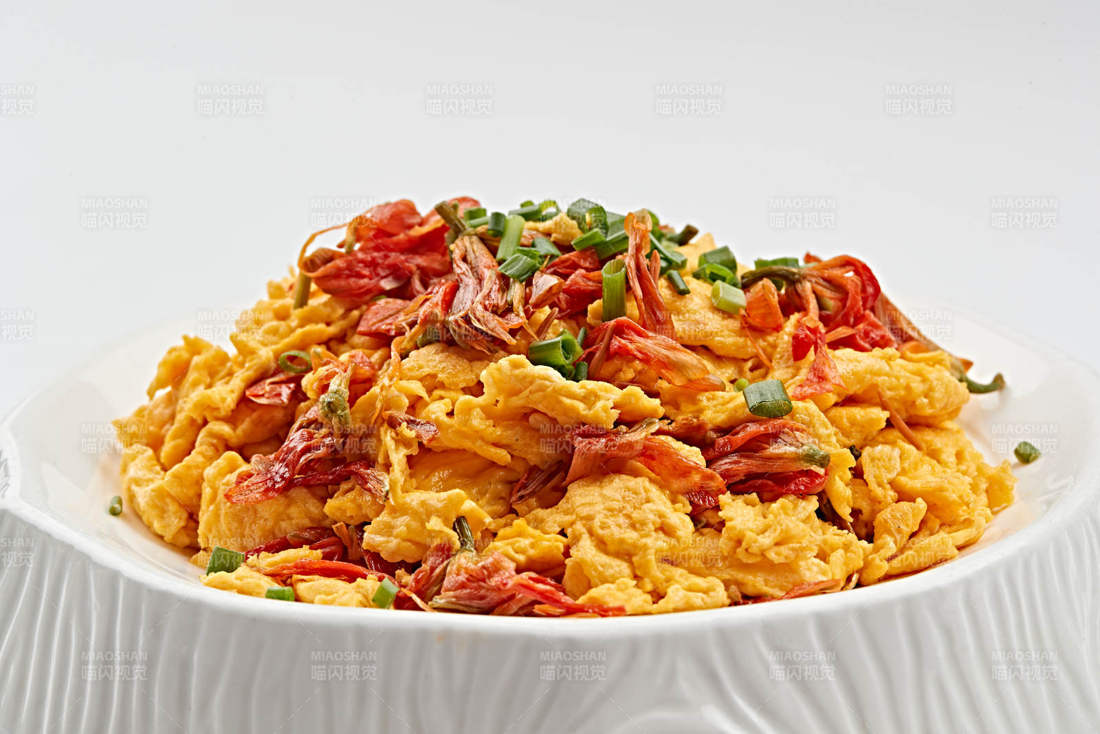 白色瓷盘装的赤百合炒鸡蛋