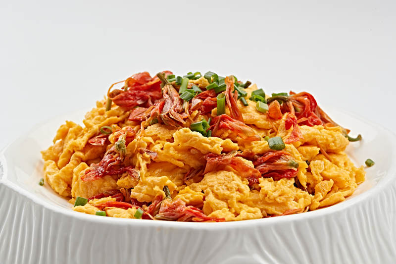 白色瓷盘装的赤百合炒鸡蛋