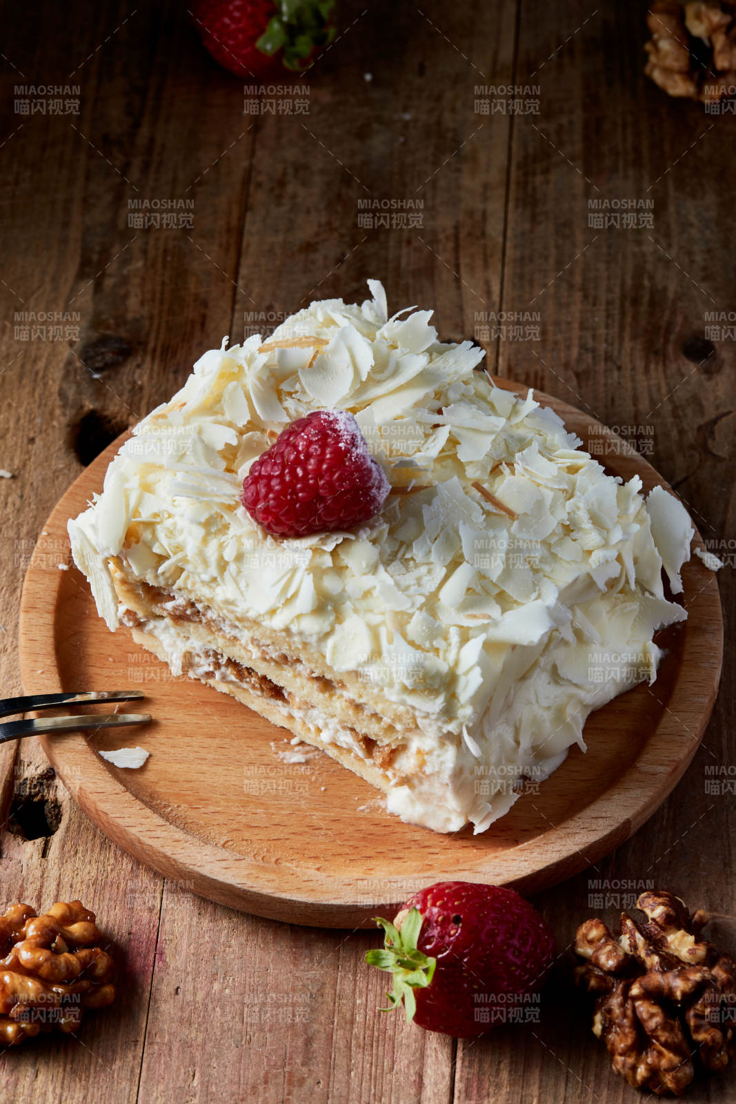 草莓白巧克力榴莲慕斯生日蛋糕