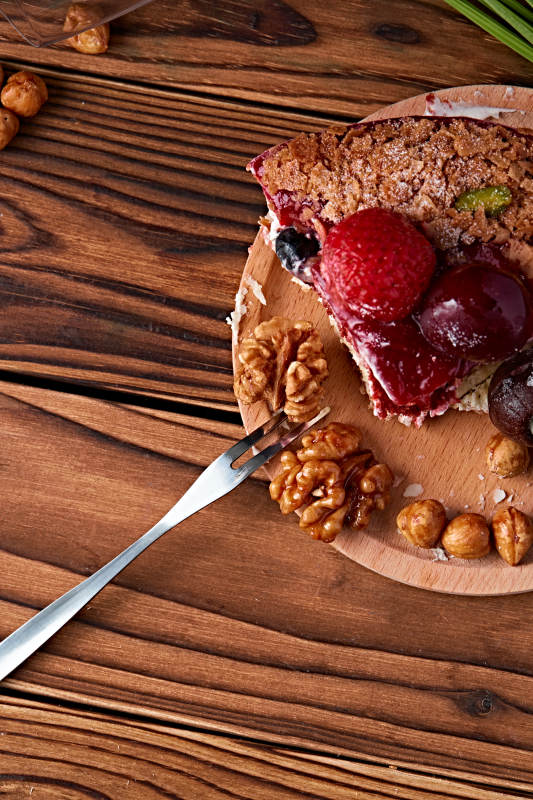 鲜水果点缀的鲜奶慕斯草莓烤坚果生日蛋糕