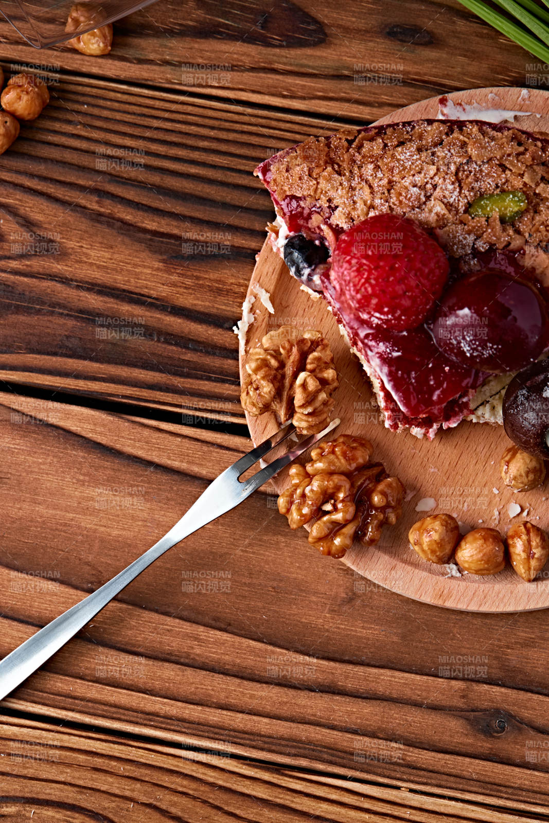 鮮水果點綴的鮮奶慕斯草莓烤堅果生日蛋糕