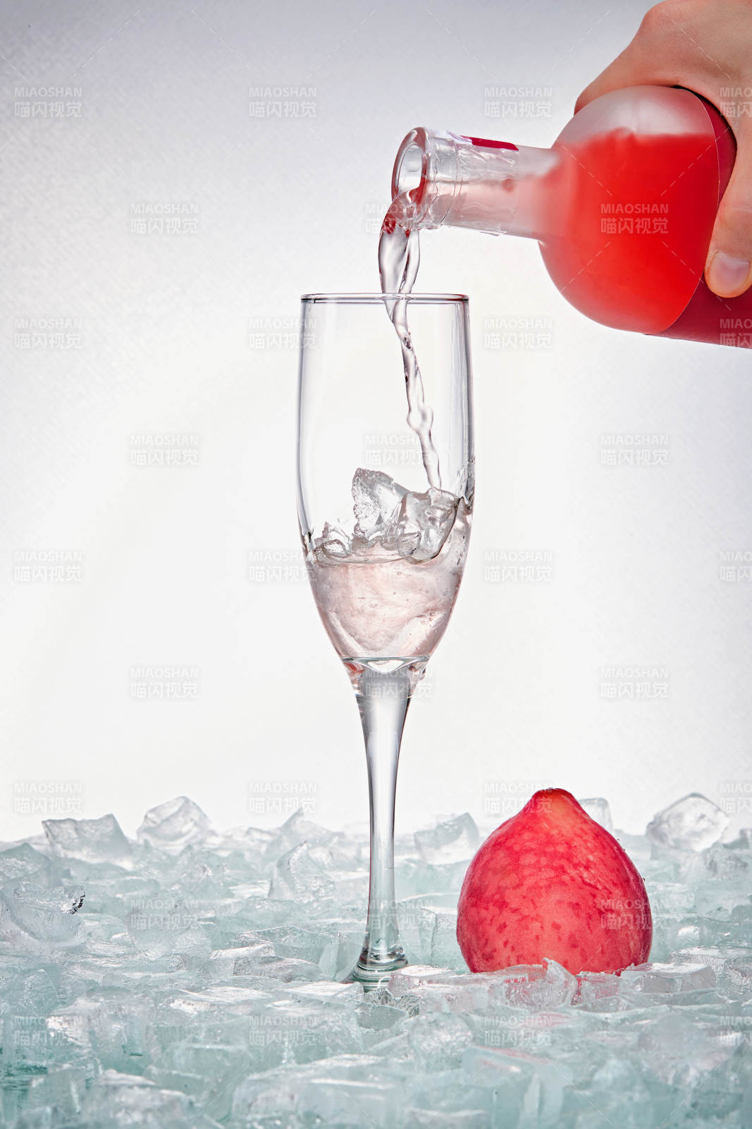 布满冰块的酒杯中的清凉桃子味预调酒-摄影图