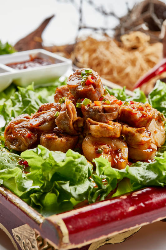 木质托盘装的美味蒙餐香辣灌肉肠