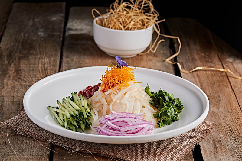 白色瓷盘装的东北风味拌肚丝