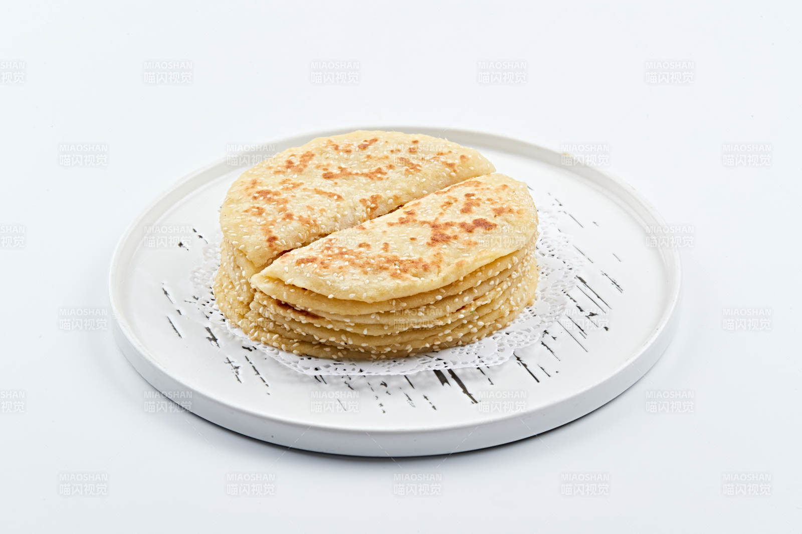 白色瓷盘装的现烙葱油酥饼