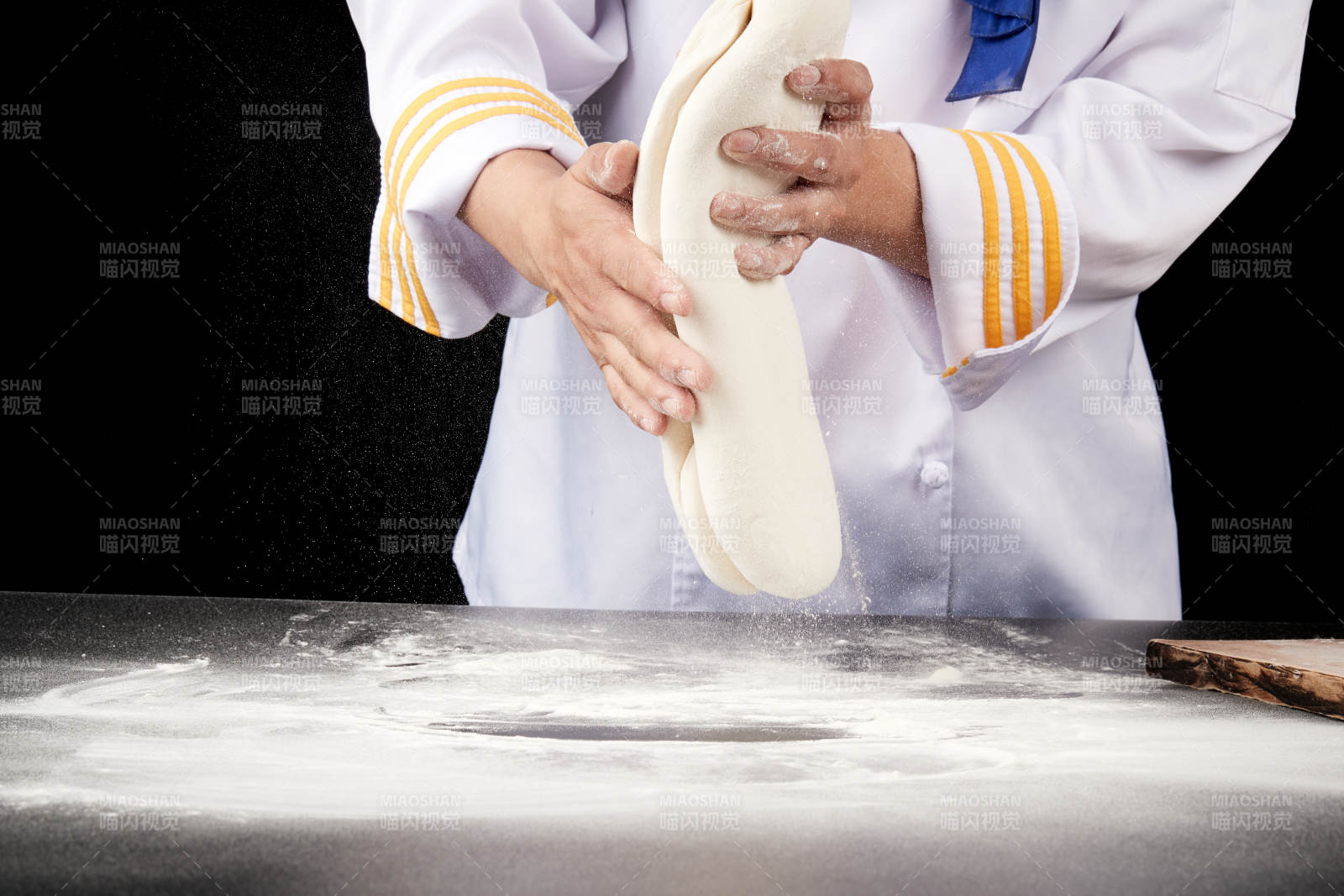 技藝精湛的山西刀削面師在展示刀削面制作