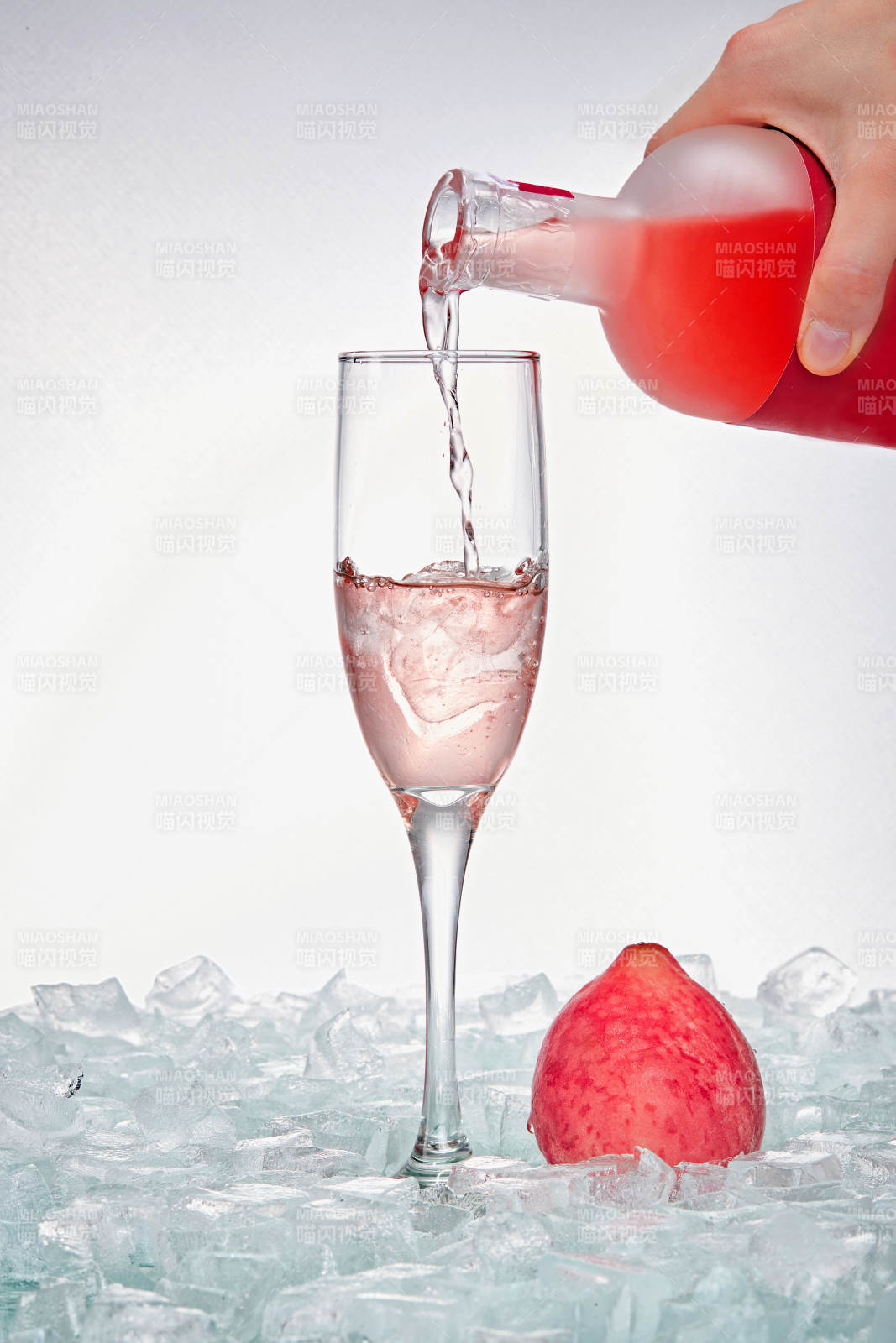 布满冰块的酒杯中的清凉桃子味预调酒-摄影图