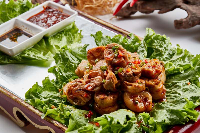 木质托盘装的美味蒙餐香辣灌肉肠