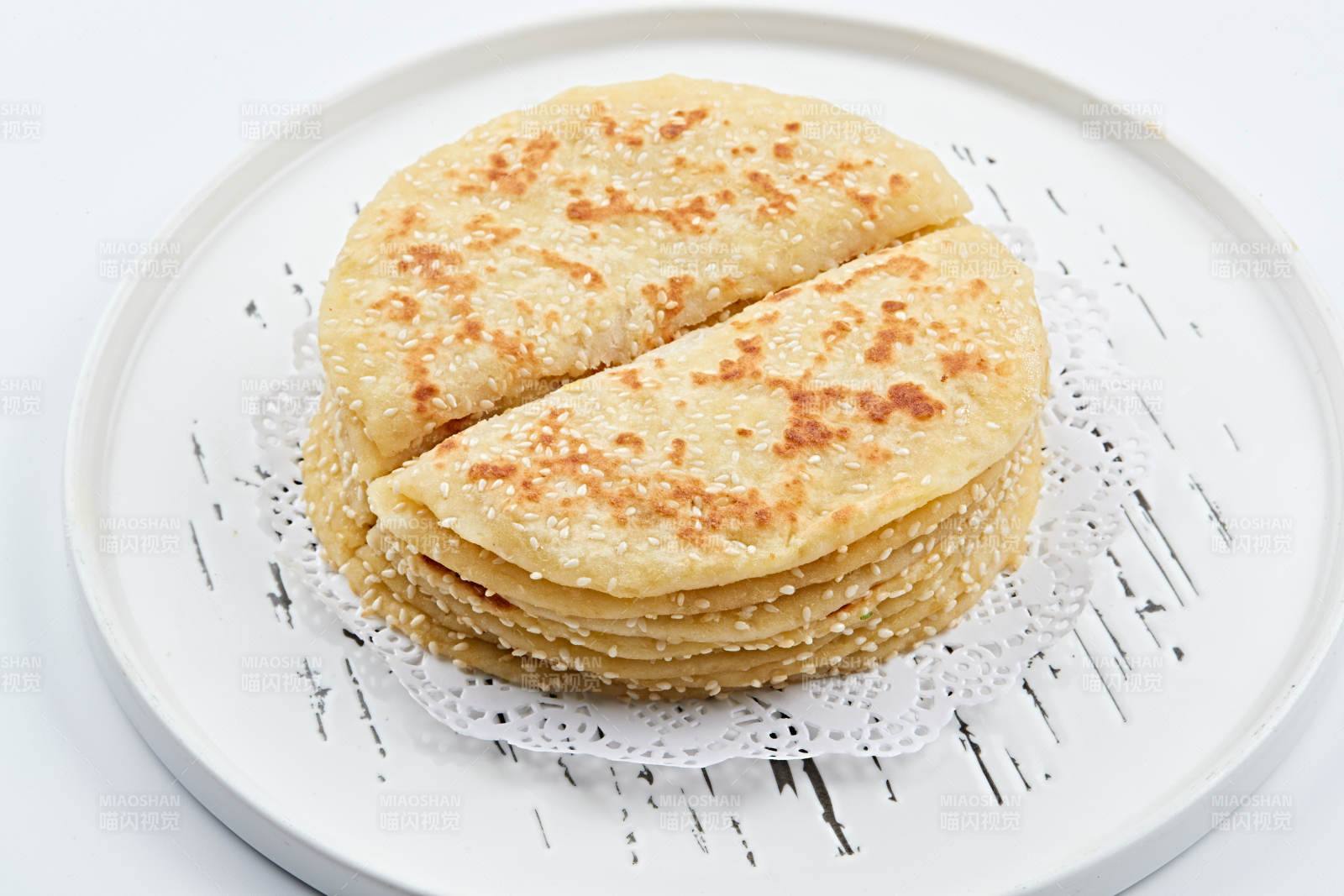 白色瓷盘装的现烙葱油酥饼