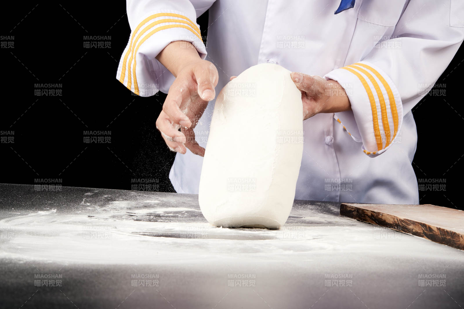 技藝精湛的山西刀削面師在展示刀削面制作