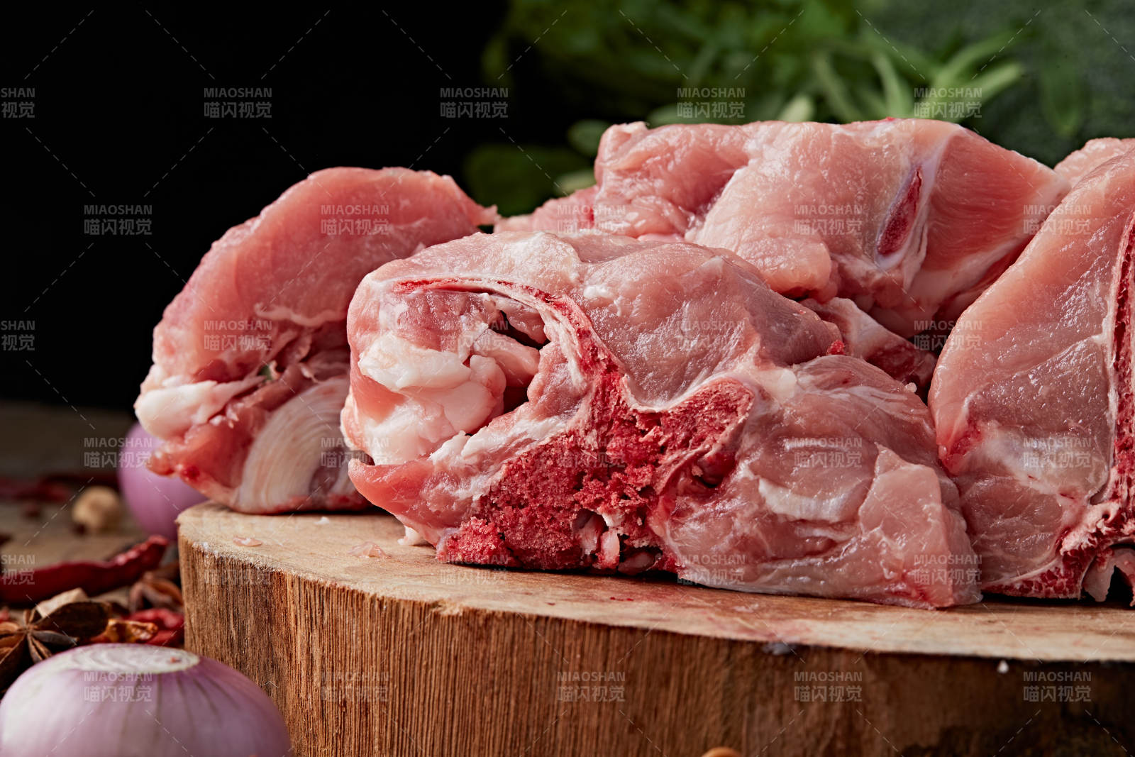 检疫合格的屠宰生鲜猪肉-摄影图