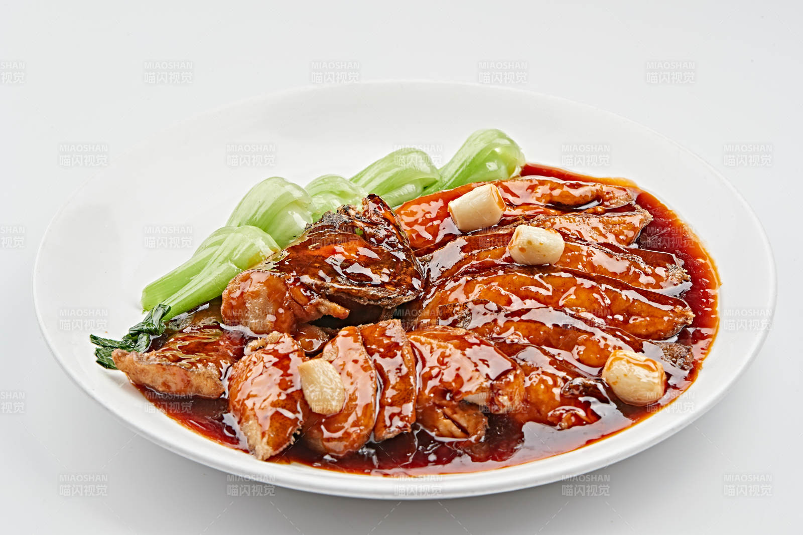 白色瓷盘装的照烧鲽鱼尾图片