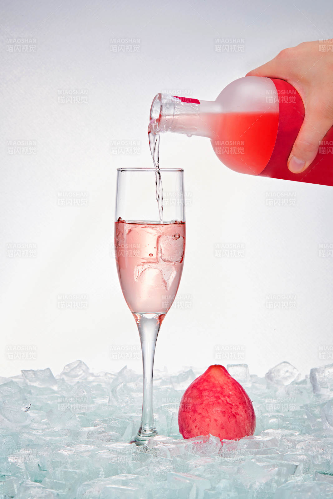 布满冰块的酒杯中的清凉桃子味预调酒-摄影图