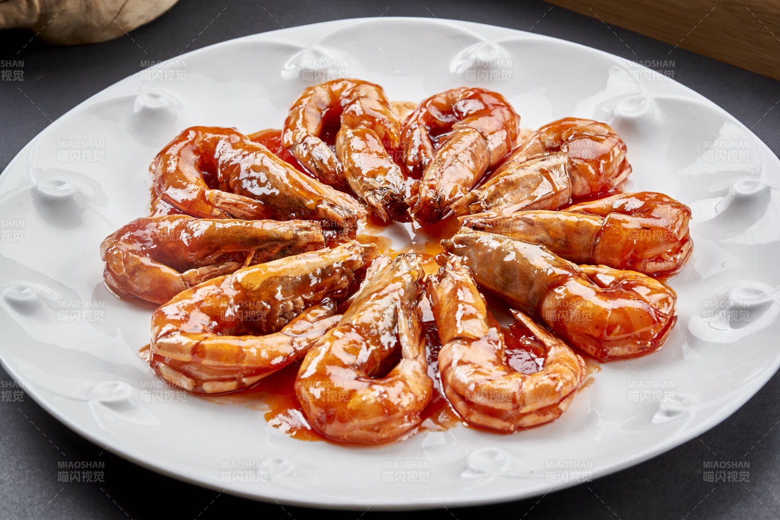 圆瓷盘装的油焖深海开背大明虾