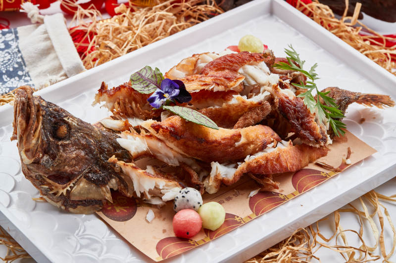 白色瓷盘装的油炸桂鱼-摄影图