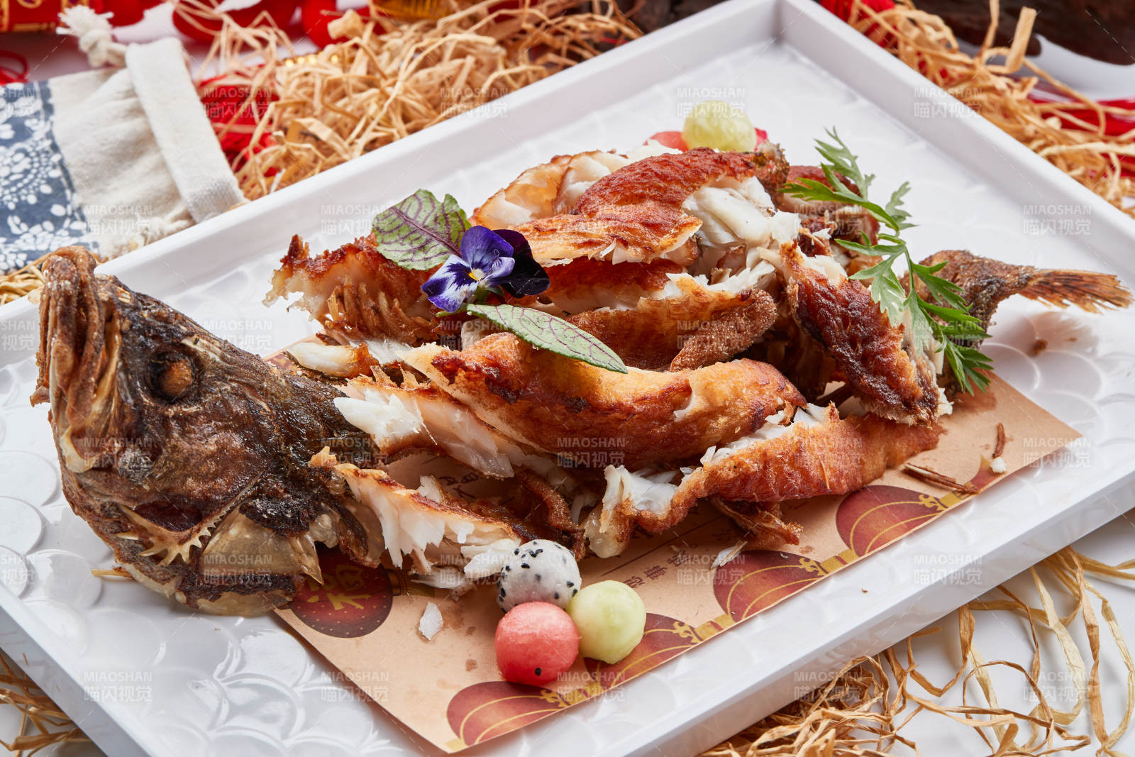 白色瓷盘装的油炸桂鱼-摄影图