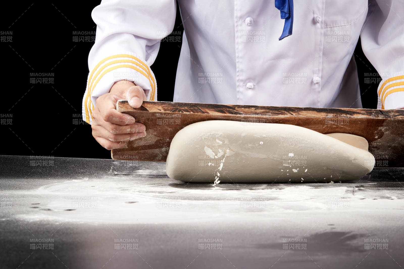 技艺精湛的山西刀削面师在展示刀削面制作