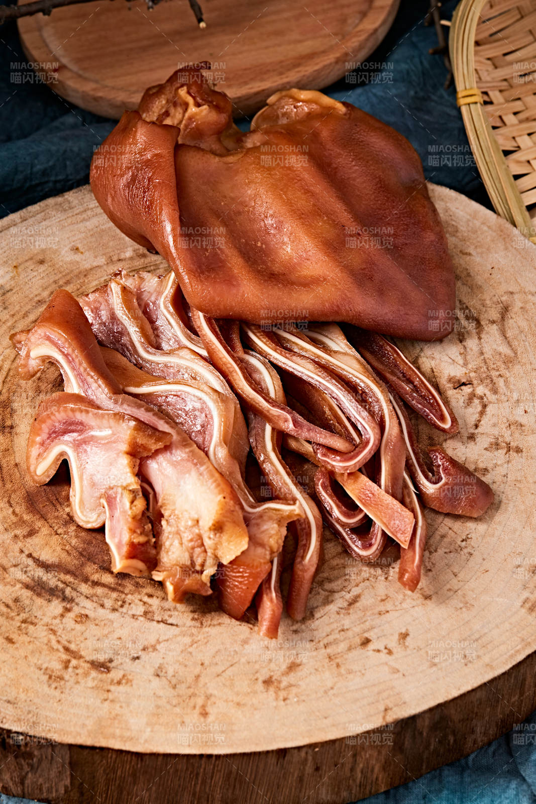 熟食整只熏卤猪耳朵