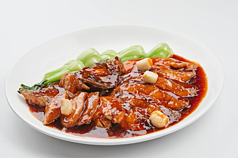 白色瓷盘装的照烧鲽鱼尾