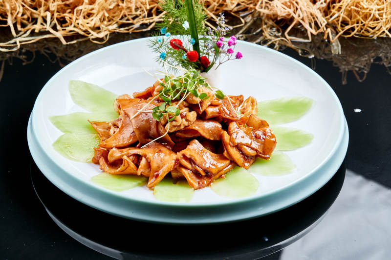 精美瓷盤裝的大海螺片炒山珍菌白玉菇杏鮑菇