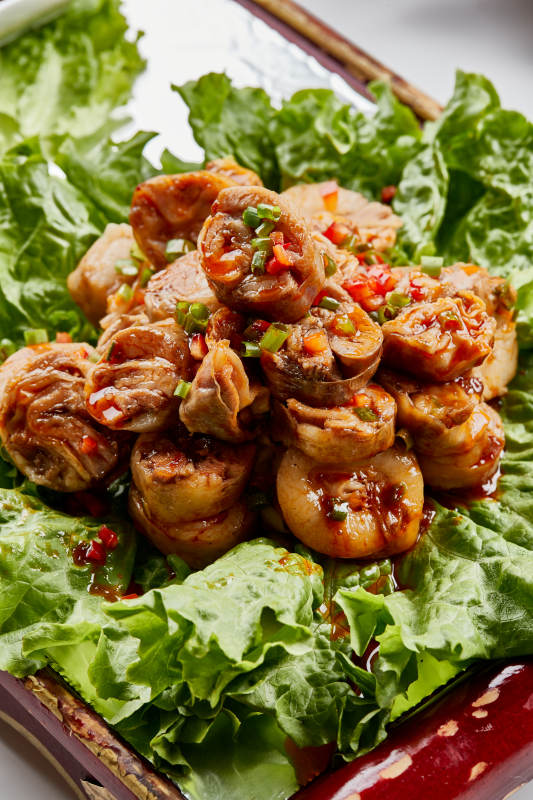 木质托盘装的美味蒙餐香辣灌肉肠