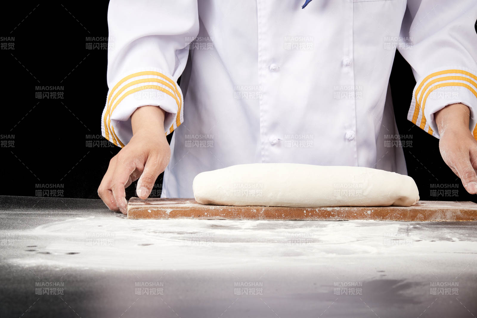 技藝精湛的山西刀削面師在展示刀削面制作