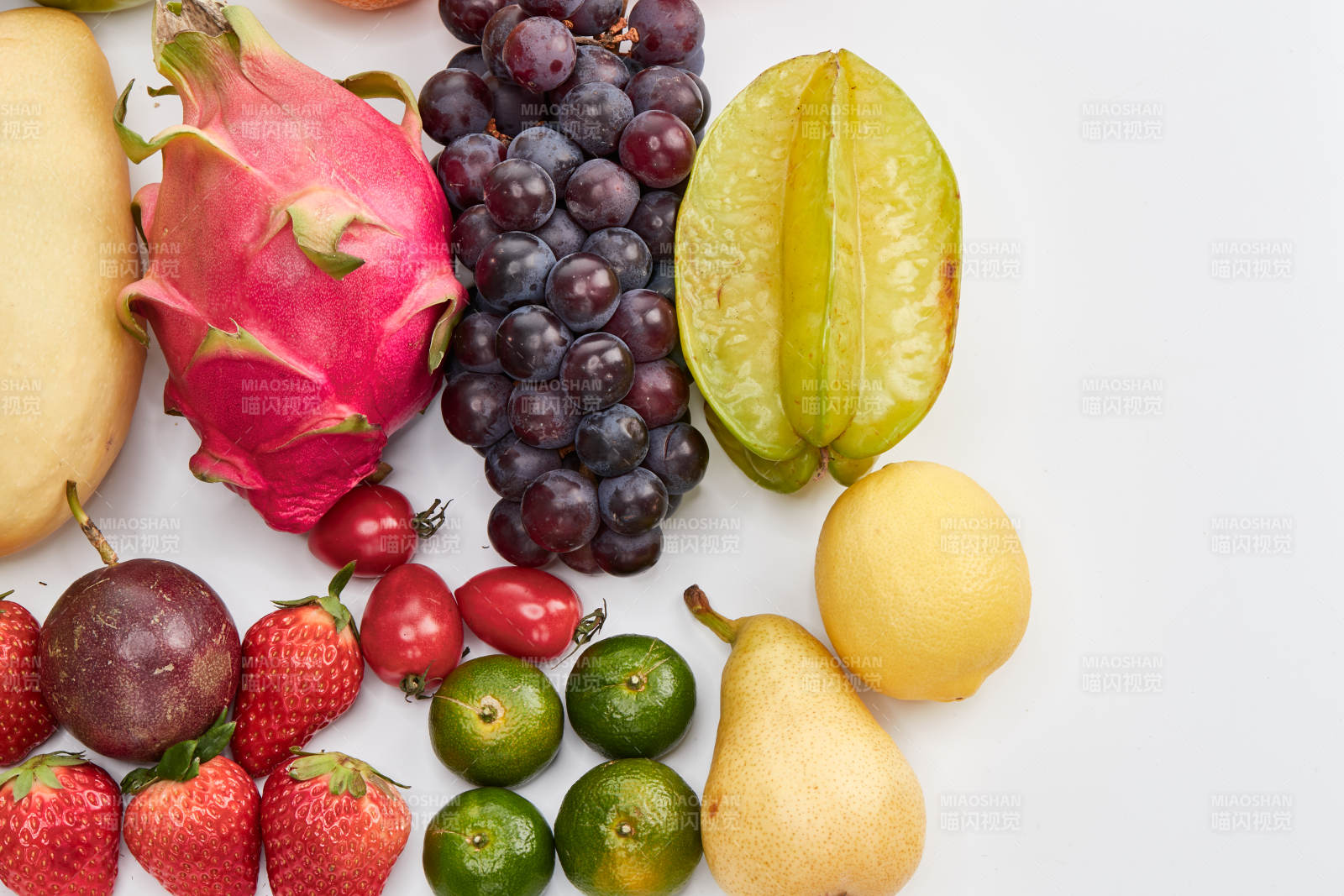 白色背景上擺放的生鮮混合水果