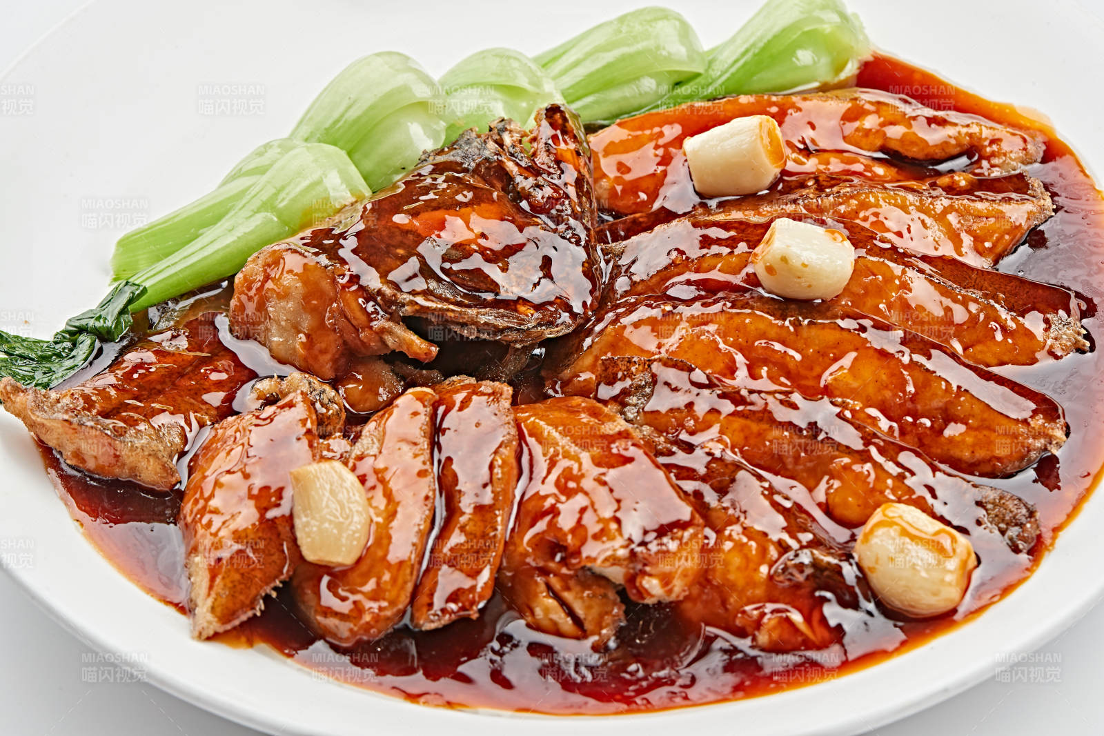 白色瓷盘装的照烧鲽鱼尾图片