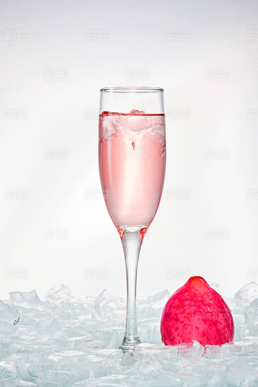 布满冰块的酒杯中的清凉桃子味预调酒-摄影图