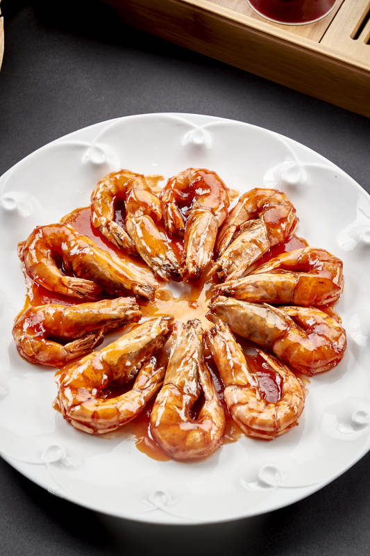 圆瓷盘装的油焖深海开背大明虾