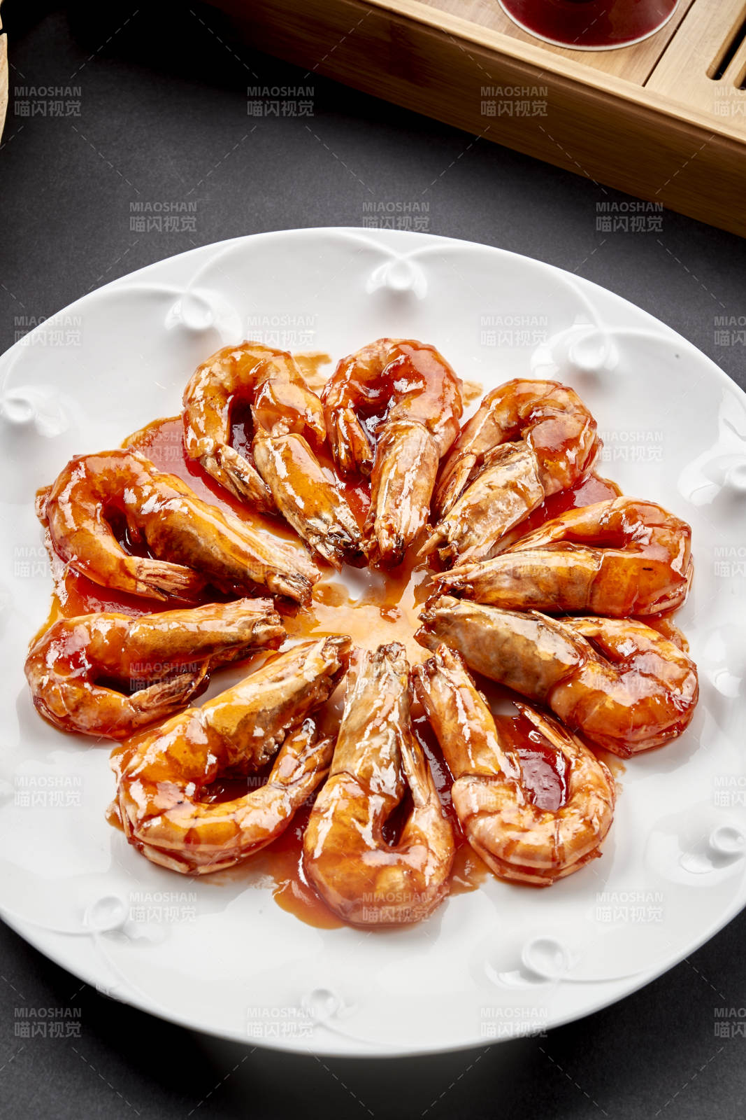圆瓷盘装的油焖深海开背大明虾