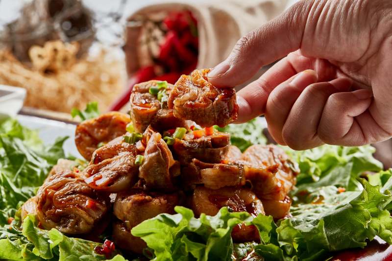 木质托盘装的美味蒙餐香辣灌肉肠