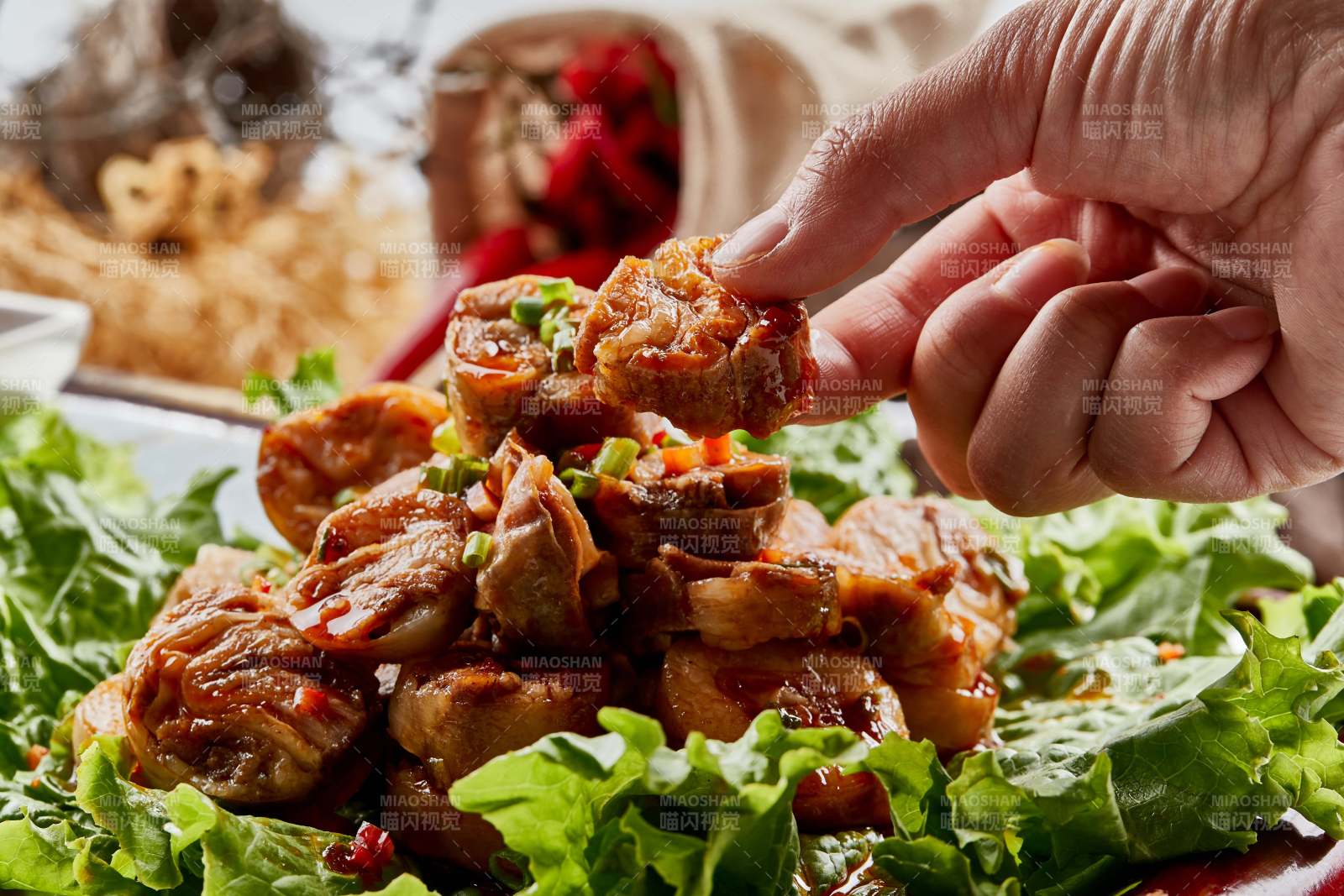 木质托盘装的美味蒙餐香辣灌肉肠