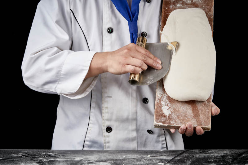 技艺精湛的山西刀削面师在展示刀削面制作