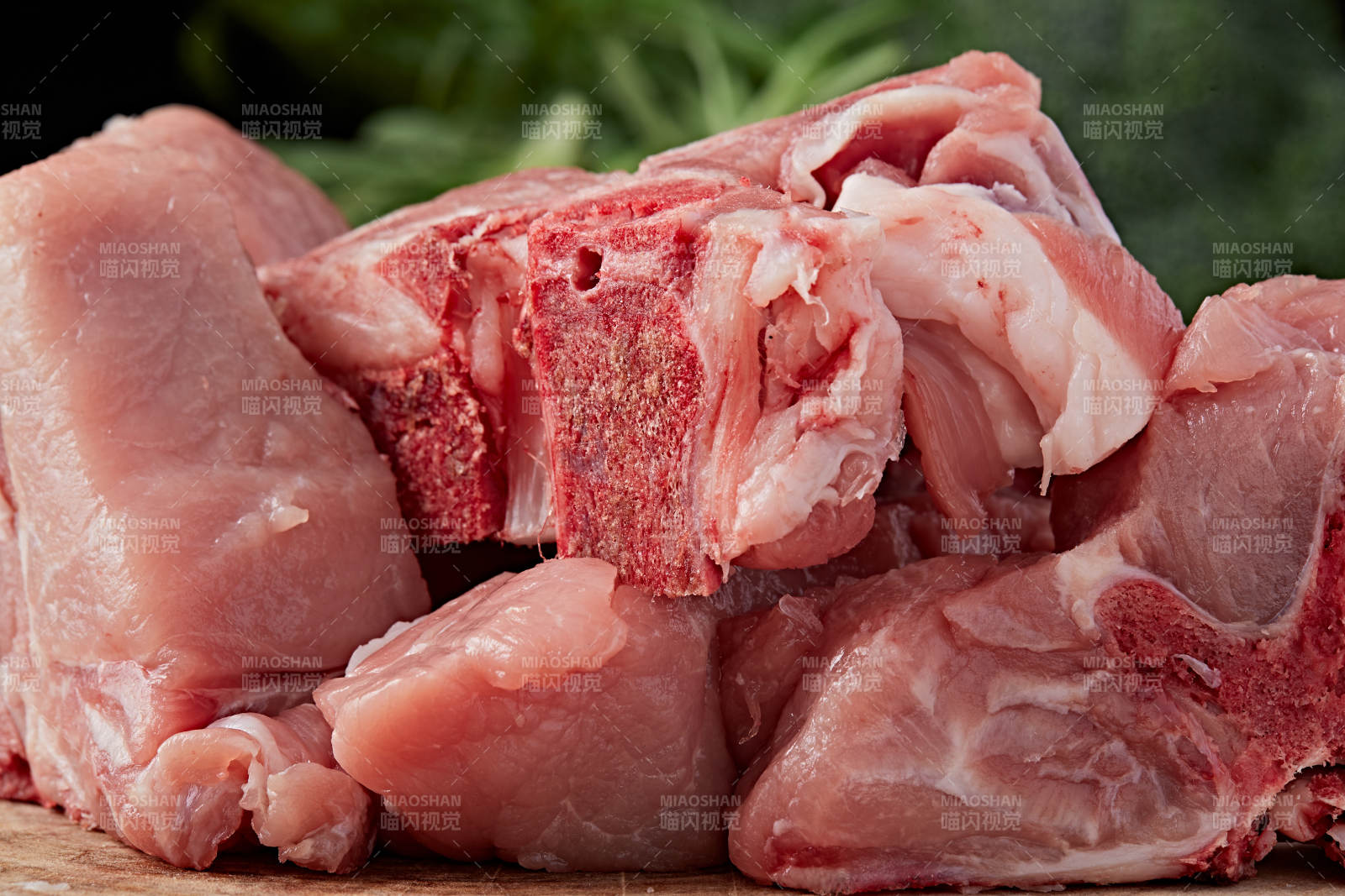 检疫合格的屠宰生鲜猪肉-摄影图