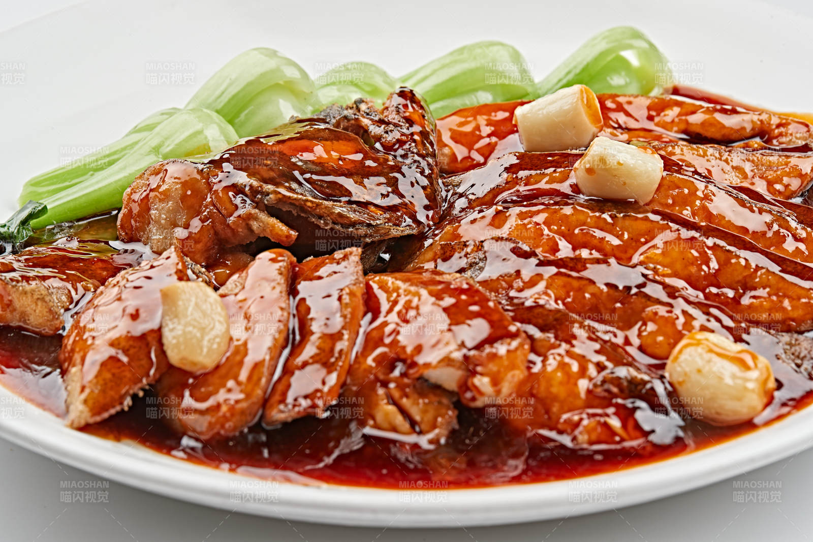 白色瓷盘装的照烧鲽鱼尾