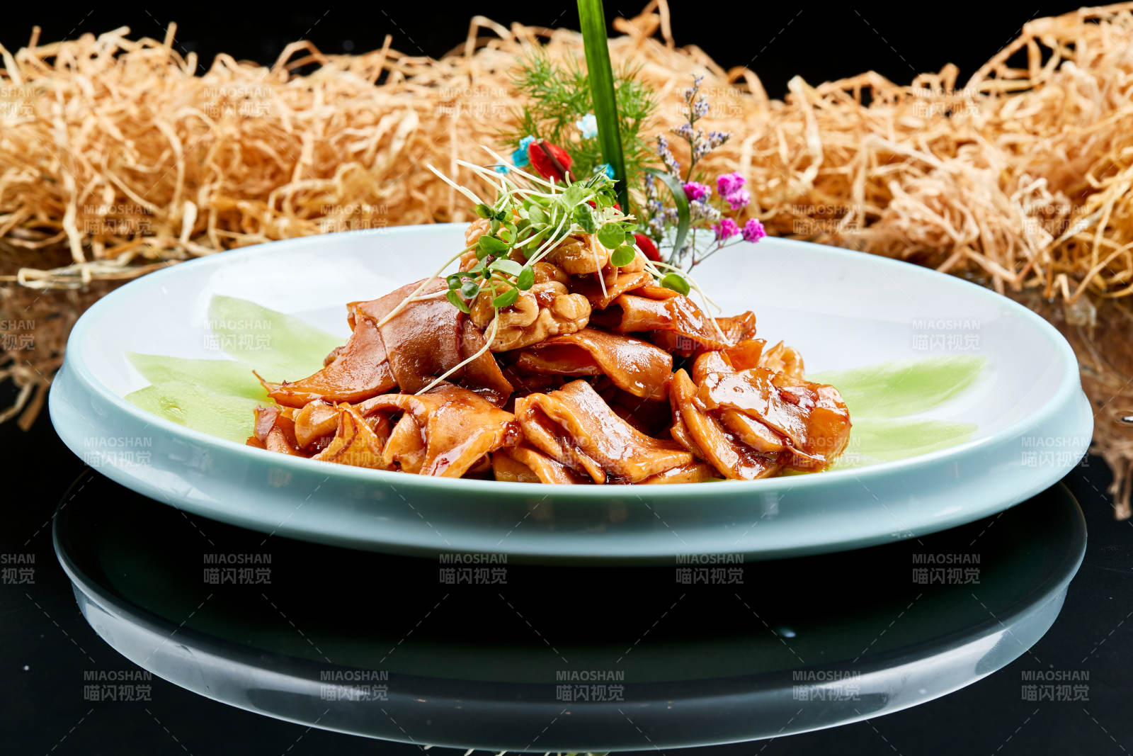 精美瓷盤(pán)裝的大海螺片炒山珍菌白玉菇杏鮑菇