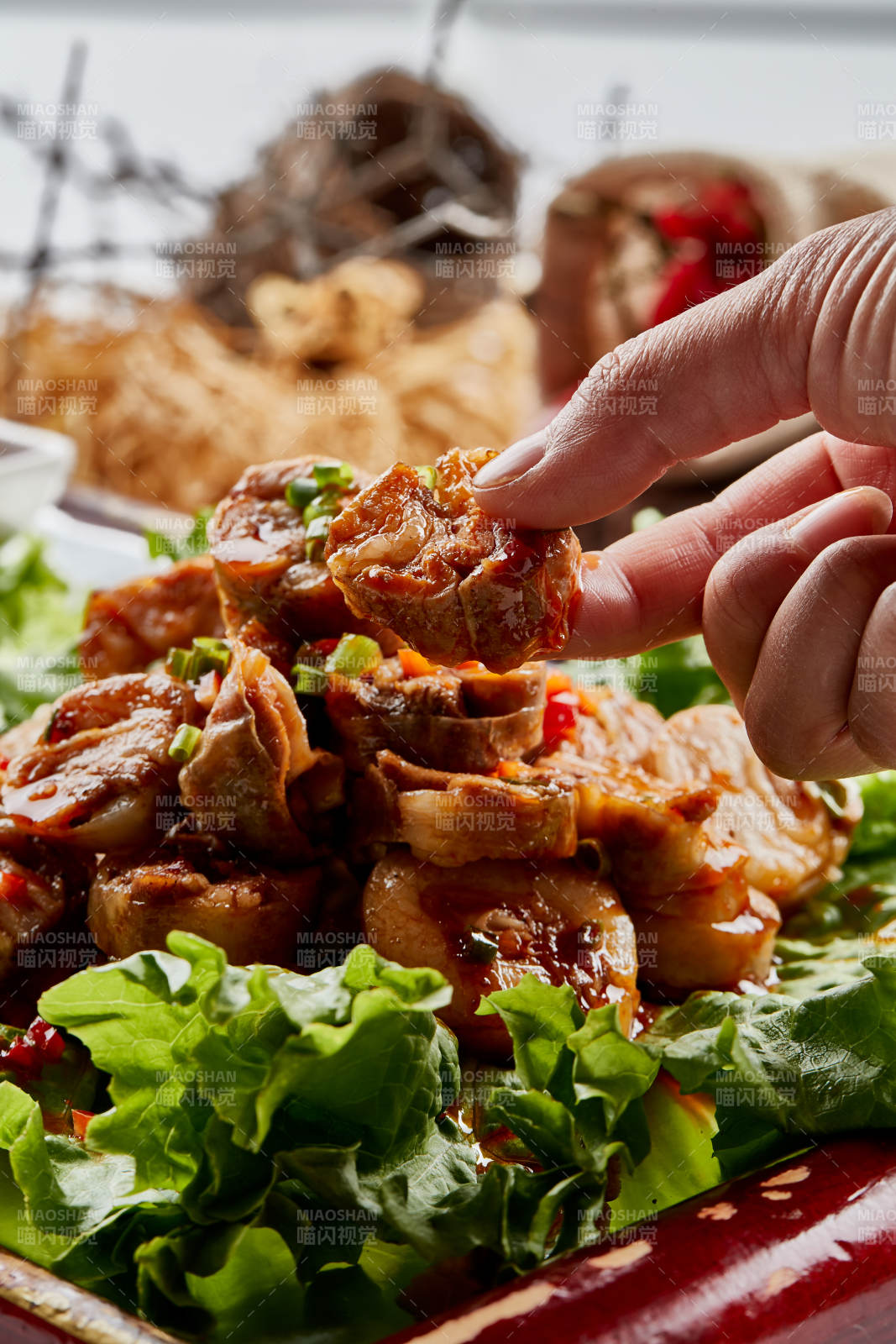 木质托盘装的美味蒙餐香辣灌肉肠