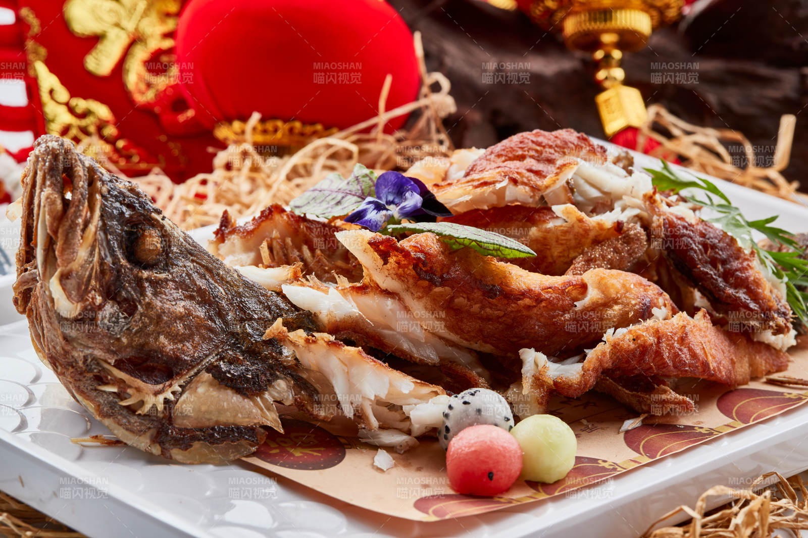 白色瓷盘装的油炸桂鱼-摄影图