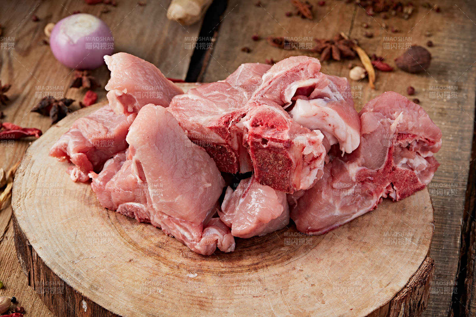 检疫合格的屠宰生鲜猪肉-摄影图