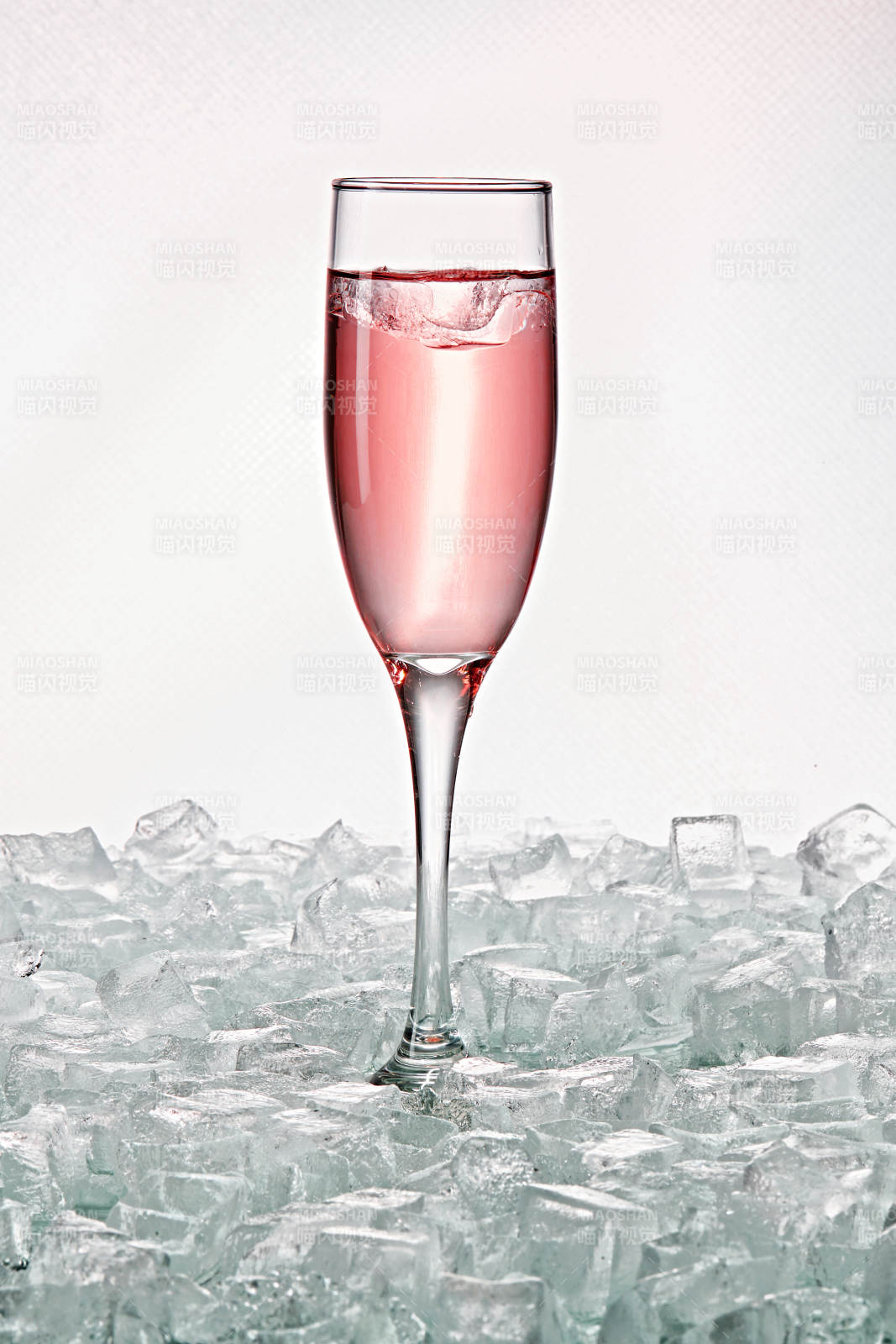 布满冰块的酒杯中的清凉桃子味预调酒-摄影图