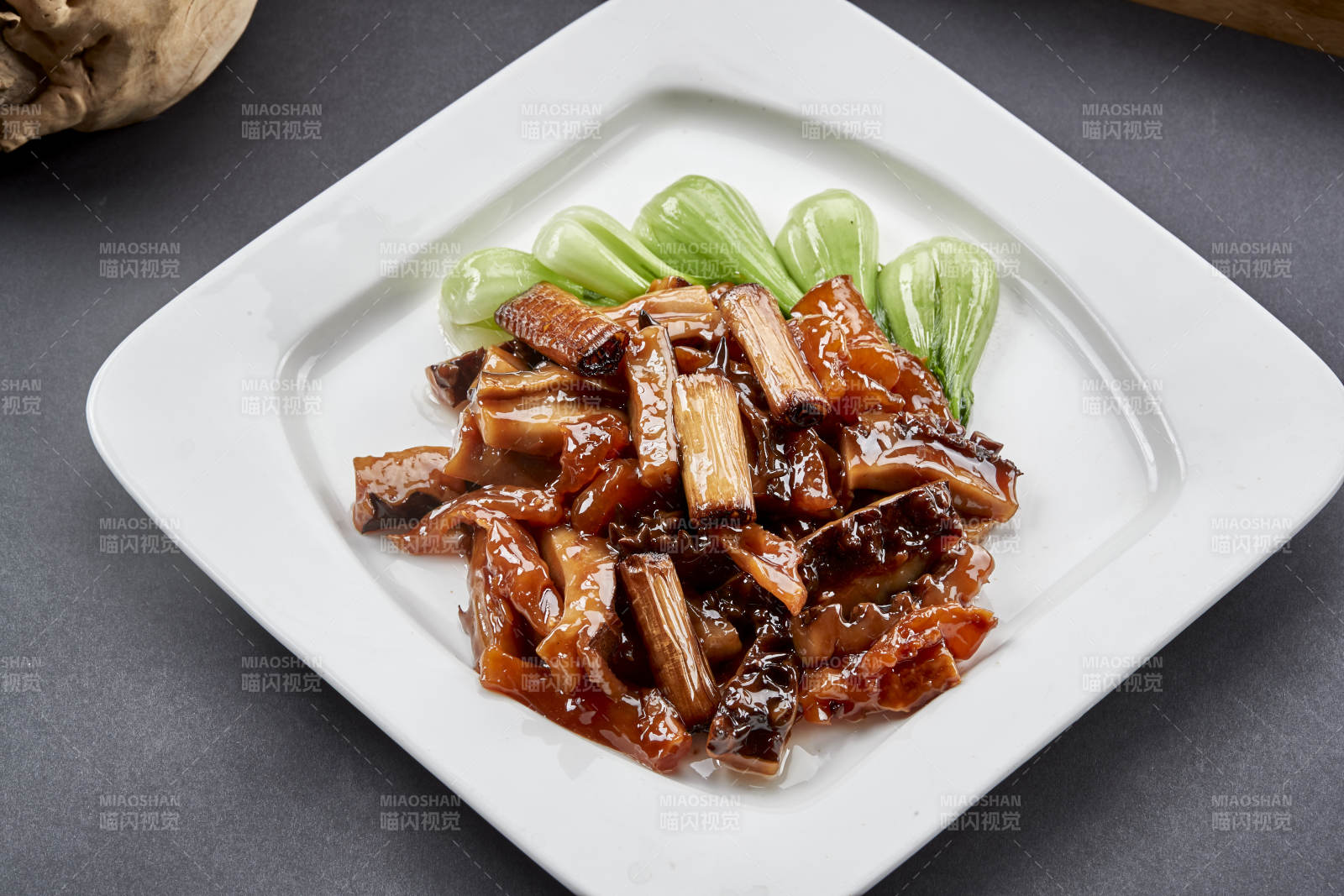 方瓷盘装的经典鲁菜葱烧海参